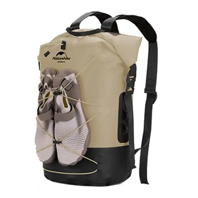 Sac à dos étanche 40l beige et noir avec chaussures attachées à l’avant
