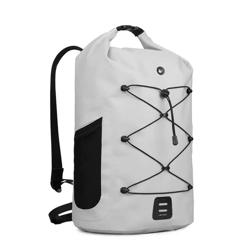 Sac à dos étanche femme en gris clair avec cordons noirs et poche latérale