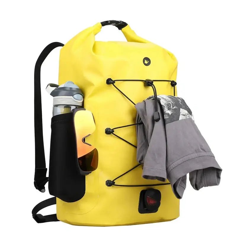 Sac à dos étanche femme jaune avec cordons externes, porte-bouteille et vêtements gris