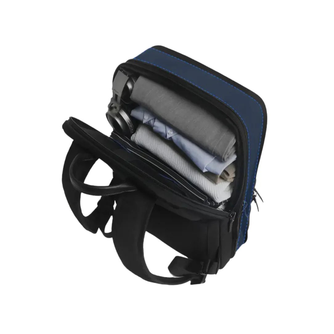 Sac à dos extensible ultra-fin StellarFlex navy et noir avec vêtements et accessoires à l’intérieur