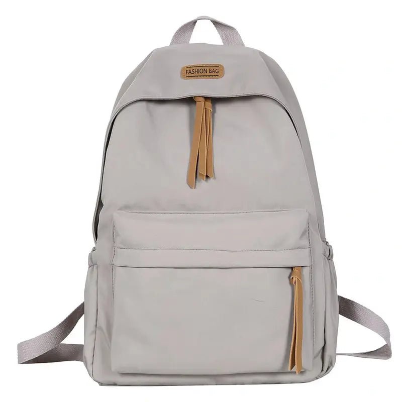 Sac à dos fille collège gris clair avec accents en cuir et poches frontales