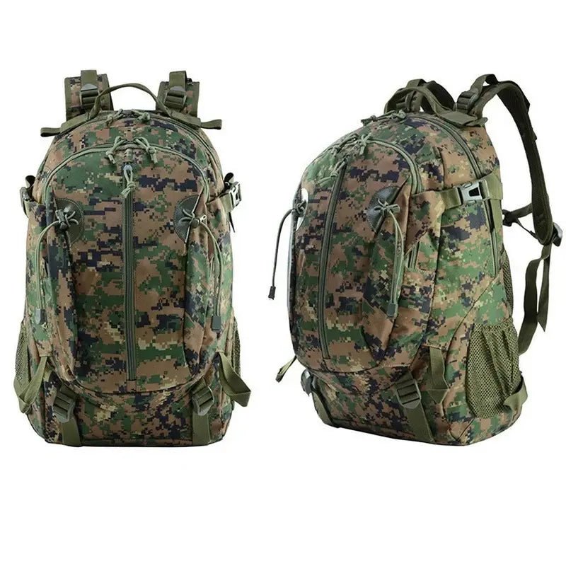 Sac à dos style militaire en camouflage numérique avec poches, zippers et bretelles ajustables