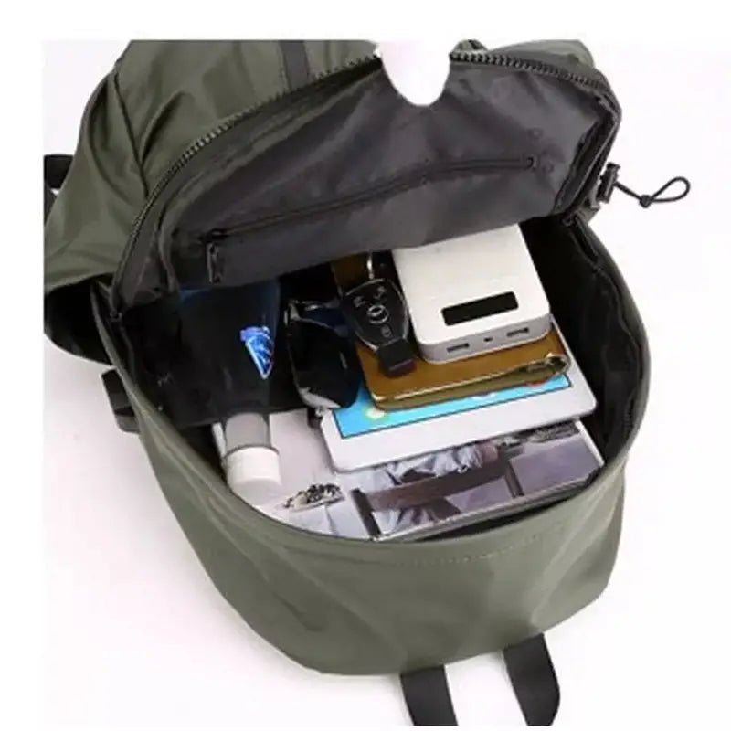 Sac d école collège olive ouvert avec objets personnels à l intérieur