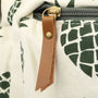 Sac à dos en toile crème avec motif ananas vert foncé et tirette en cuir brun