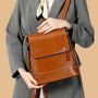 Sac à dos en cuir véritable marron avec fermeture à rabat, multiples poches zippées