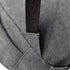 Sac à dos garçon ce1 en tissu tissé gris avec bandoulière noire en gros plan