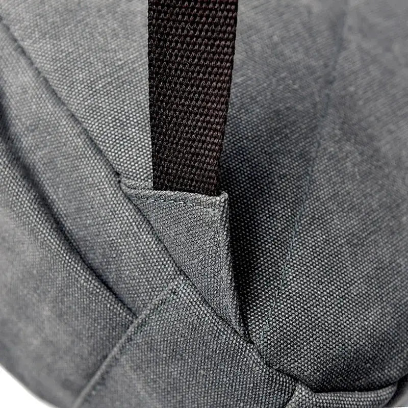 Sac à dos garçon ce1 en tissu tissé gris avec bandoulière noire en gros plan