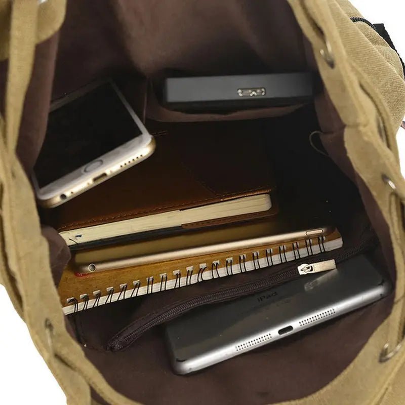 Sac à dos homme style casual ouvert avec électronique et cahiers pour un look décontracté
