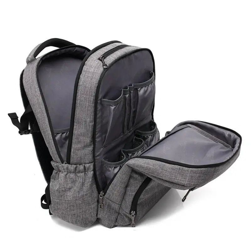 Sac à dos gris ouvert en tissu avec plusieurs compartiments et poches pour l’école