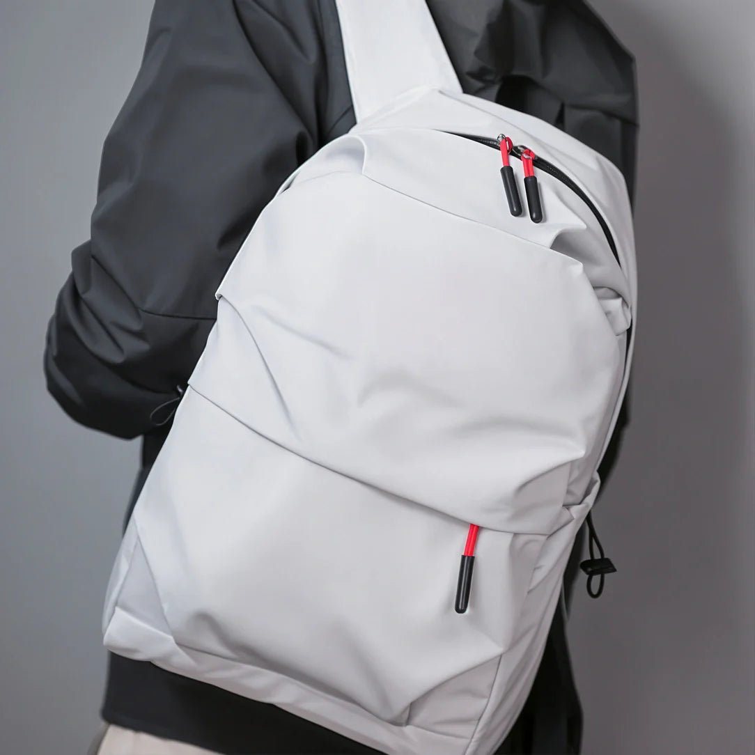 Sac à bandoulière gris clair avec zips rouges et noirs pour Collégien ou Adolescent