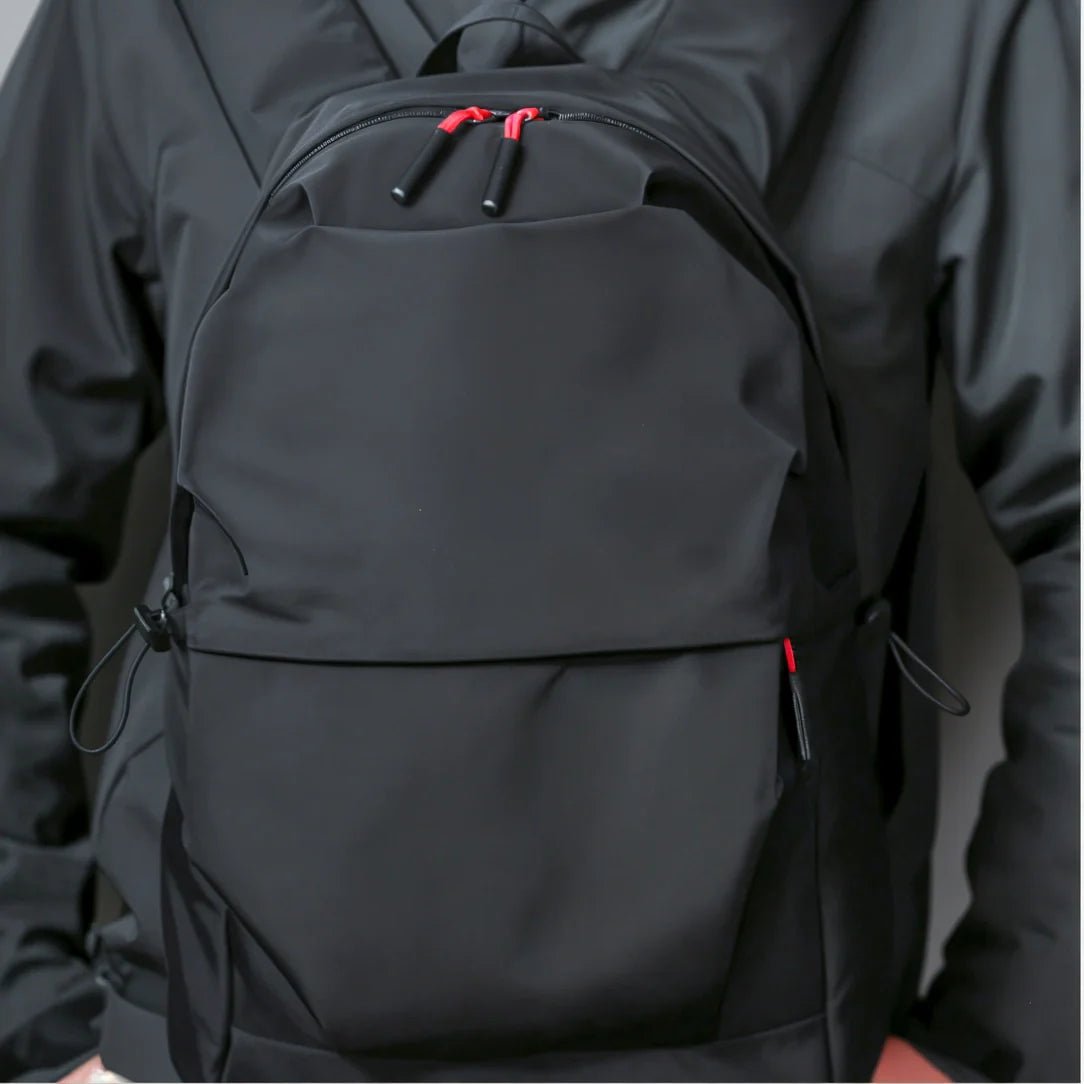 Sac à dos minimaliste gris foncé avec tirettes rouges pour ados ou collégiens