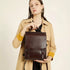 Sac à dos vintage en cuir marron avec deux boucles frontales et poignée supérieure