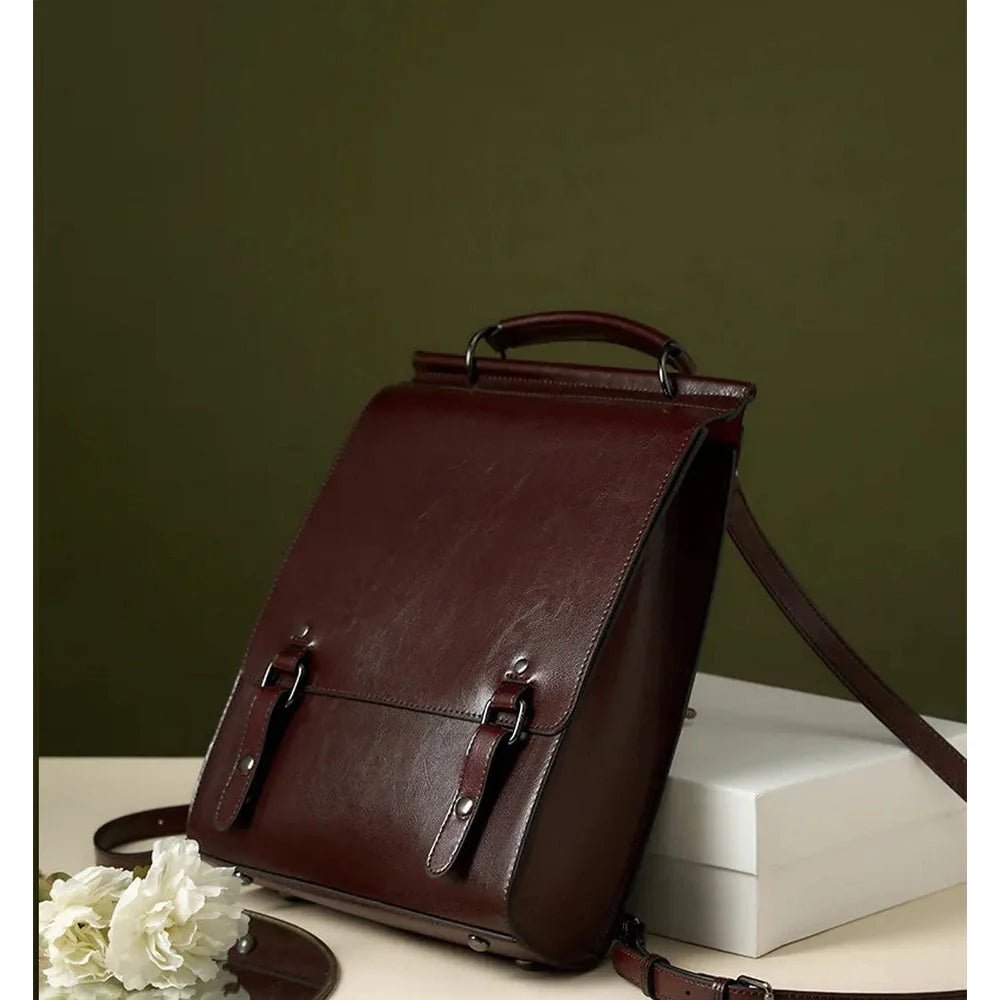 Sac à dos vintage en cuir rouge foncé avec double boucles et poignée supérieure
