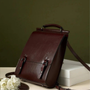 Sac à dos ordinateur en cuir ciré bordeaux avec forme rectangulaire et fermetures à rabats argentées apolline