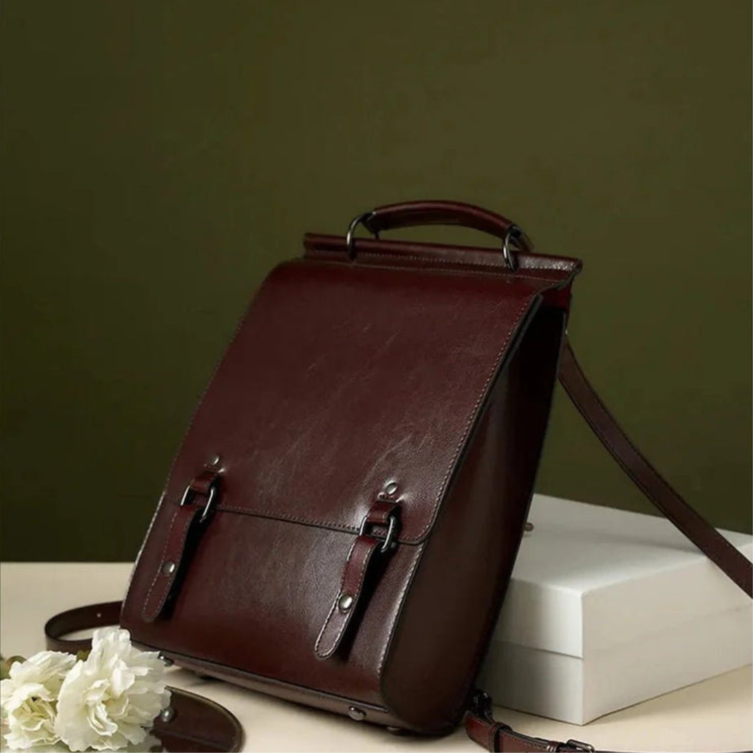 Sac à dos ordinateur en cuir ciré bordeaux avec forme rectangulaire et fermetures à rabats argentées apolline