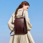 Sac à dos ordinateur en cuir ciré bordeaux apolline avec design rectangulaire classique et doubles sangles avant