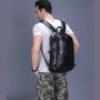 Sac à dos en cuir noir porté par un homme, élégant et pratique pour homme