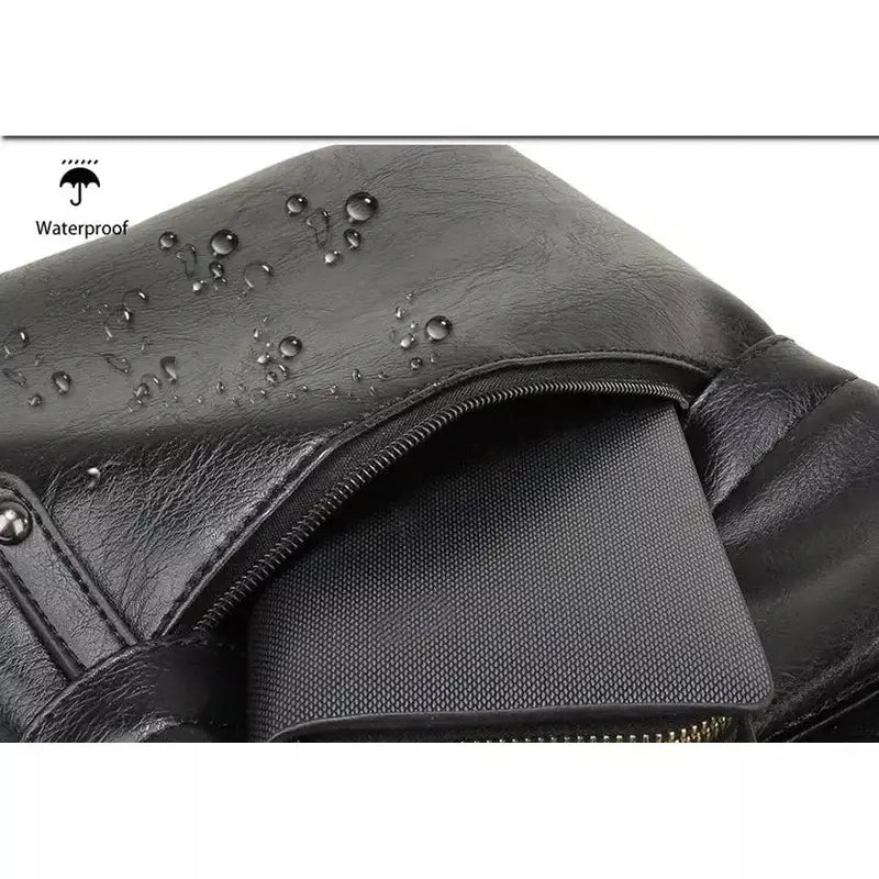 Cliché rapproché d’un sac à dos en cuir noir étanche avec compartiment zippé pour Grand sac à dos cuir homme