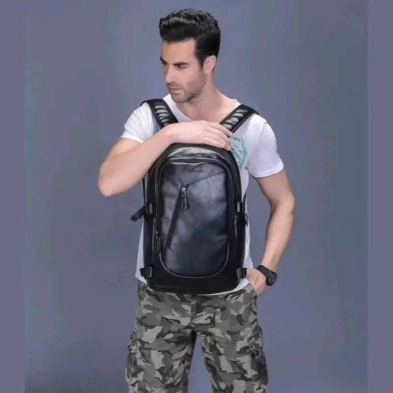 Sac à dos homme en faux cuir noir avec plusieurs compartiments et bretelles rembourrées