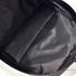 Intérieur vide du grand sac à dos en cuir noir avec fermeture éclair
