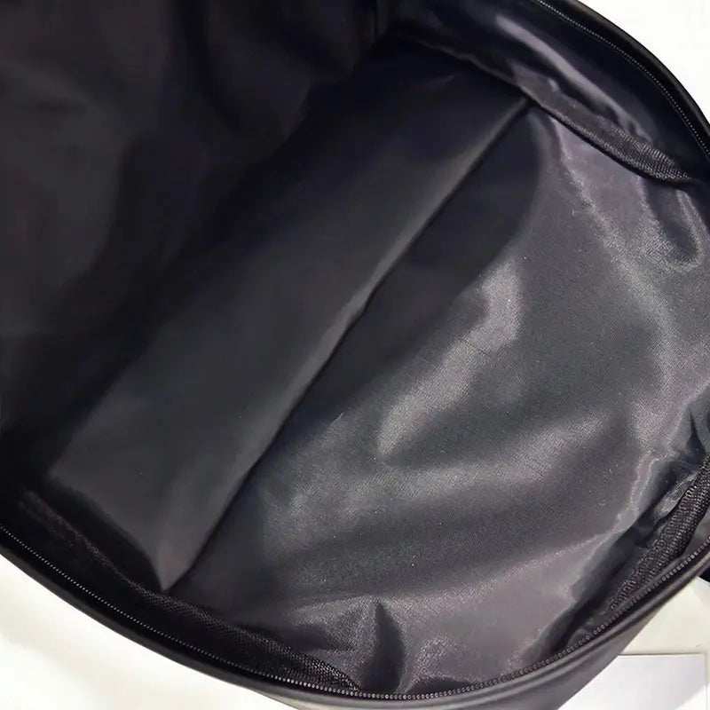 Intérieur vide du grand sac à dos en cuir noir avec fermeture éclair