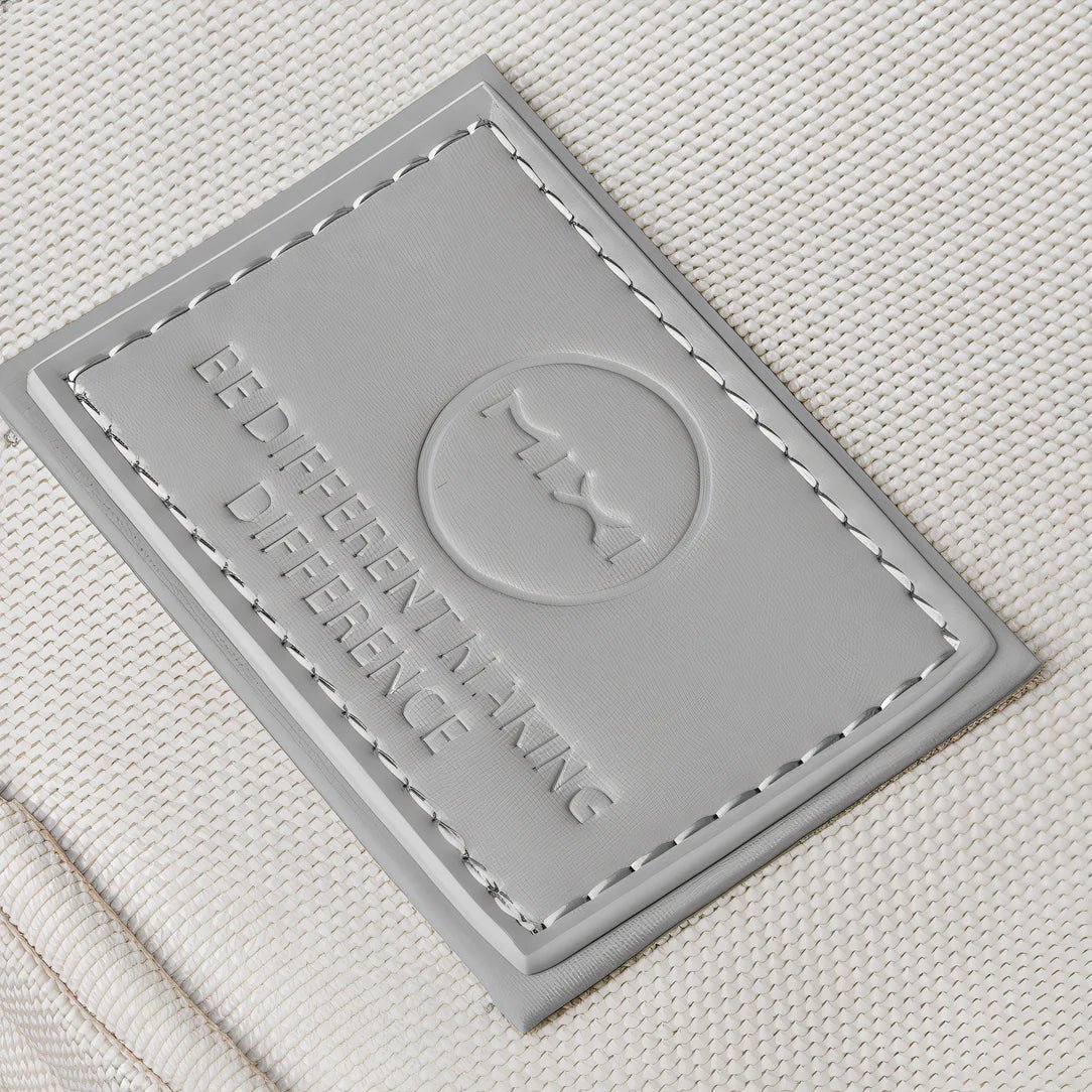 Patch rectangulaire gris embossé avec bordure cousue sur le sac ordinateur femme Elegance XL