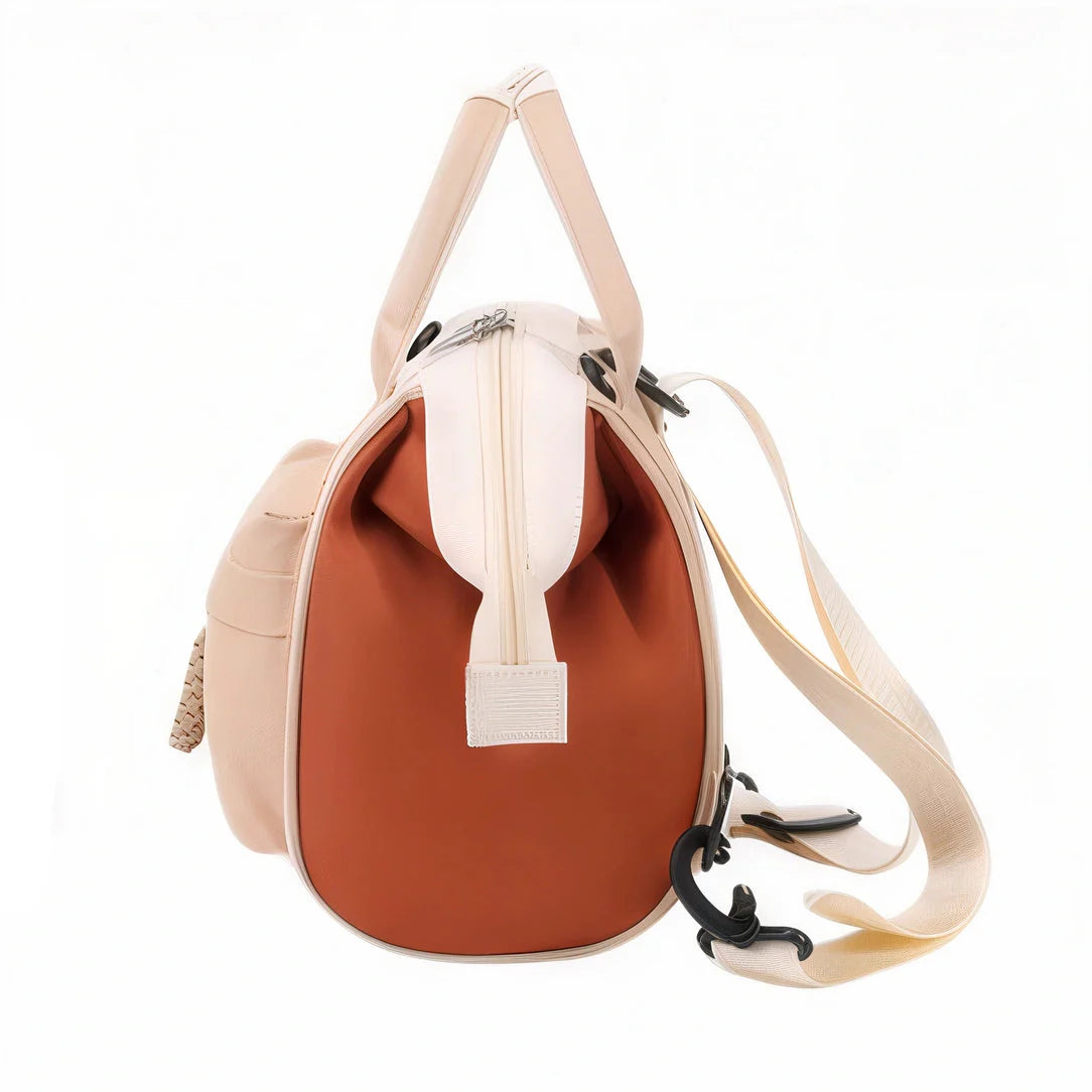 Mini sac à dos Plume Claire en cuir marron avec zip blanc et sangle