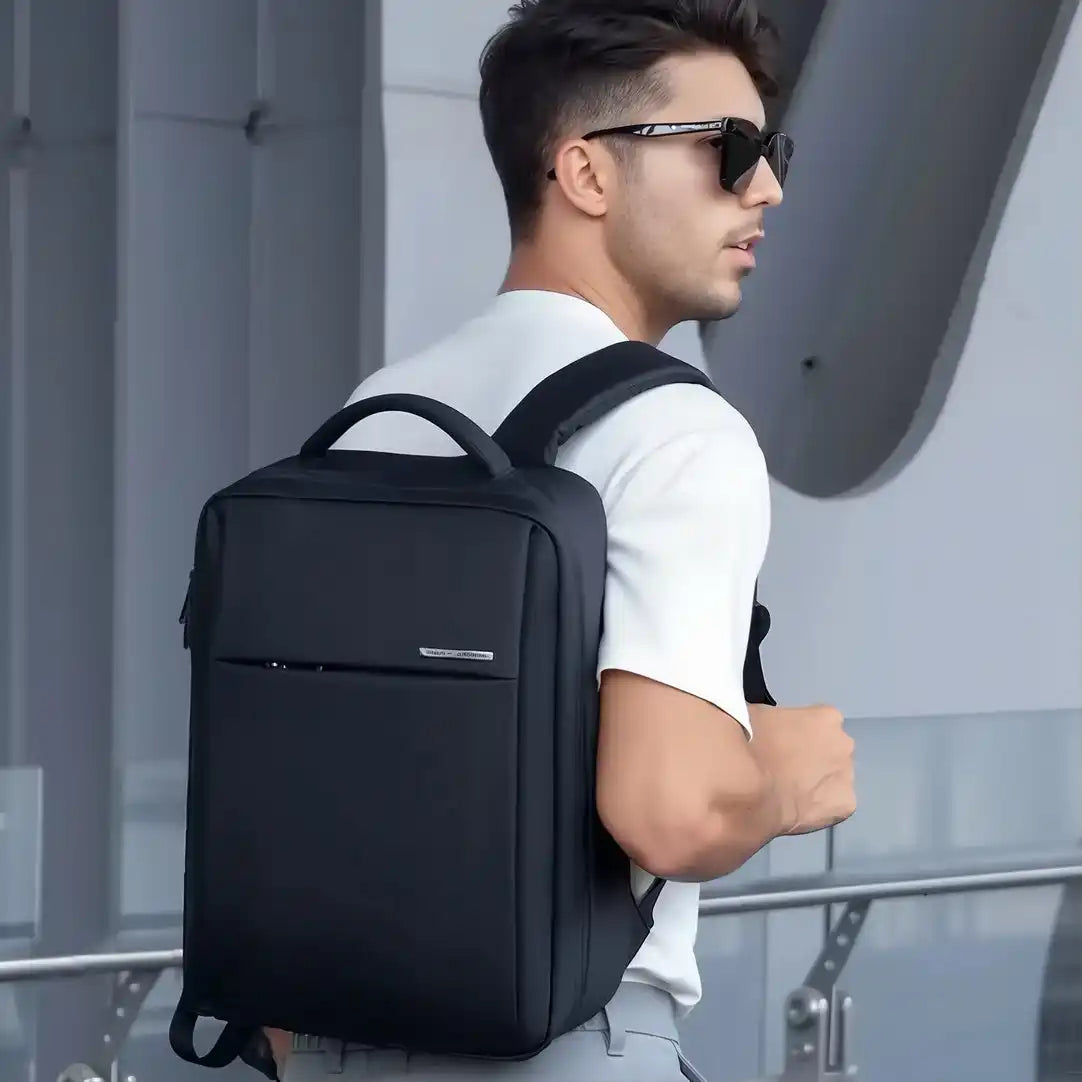 Sac à dos noir avec des accents argentés et une pochette pour ordinateur portable
