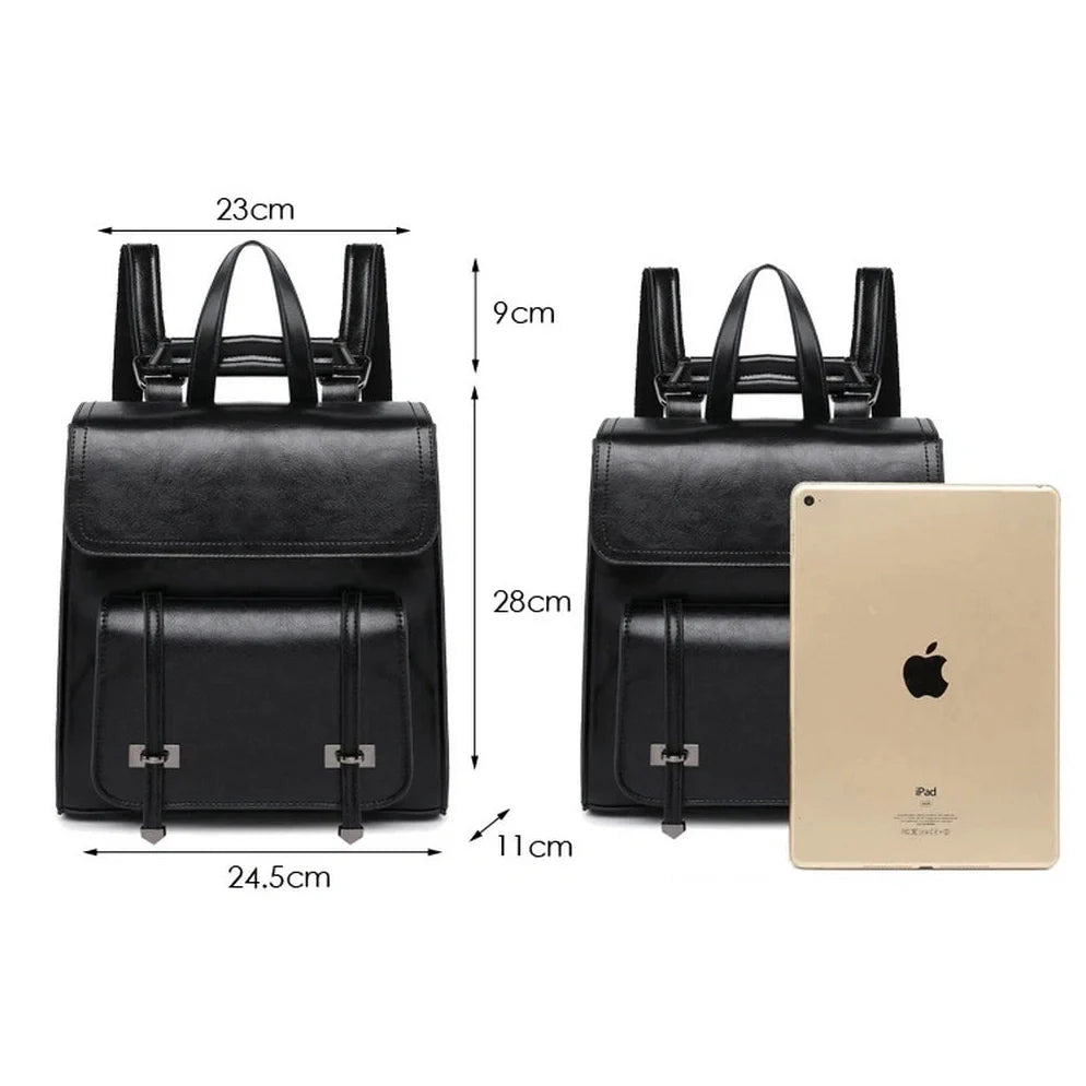 Sac à dos en cuir noir avec poches frontales, fermeture à rabat, avec un iPad pour l’échelle