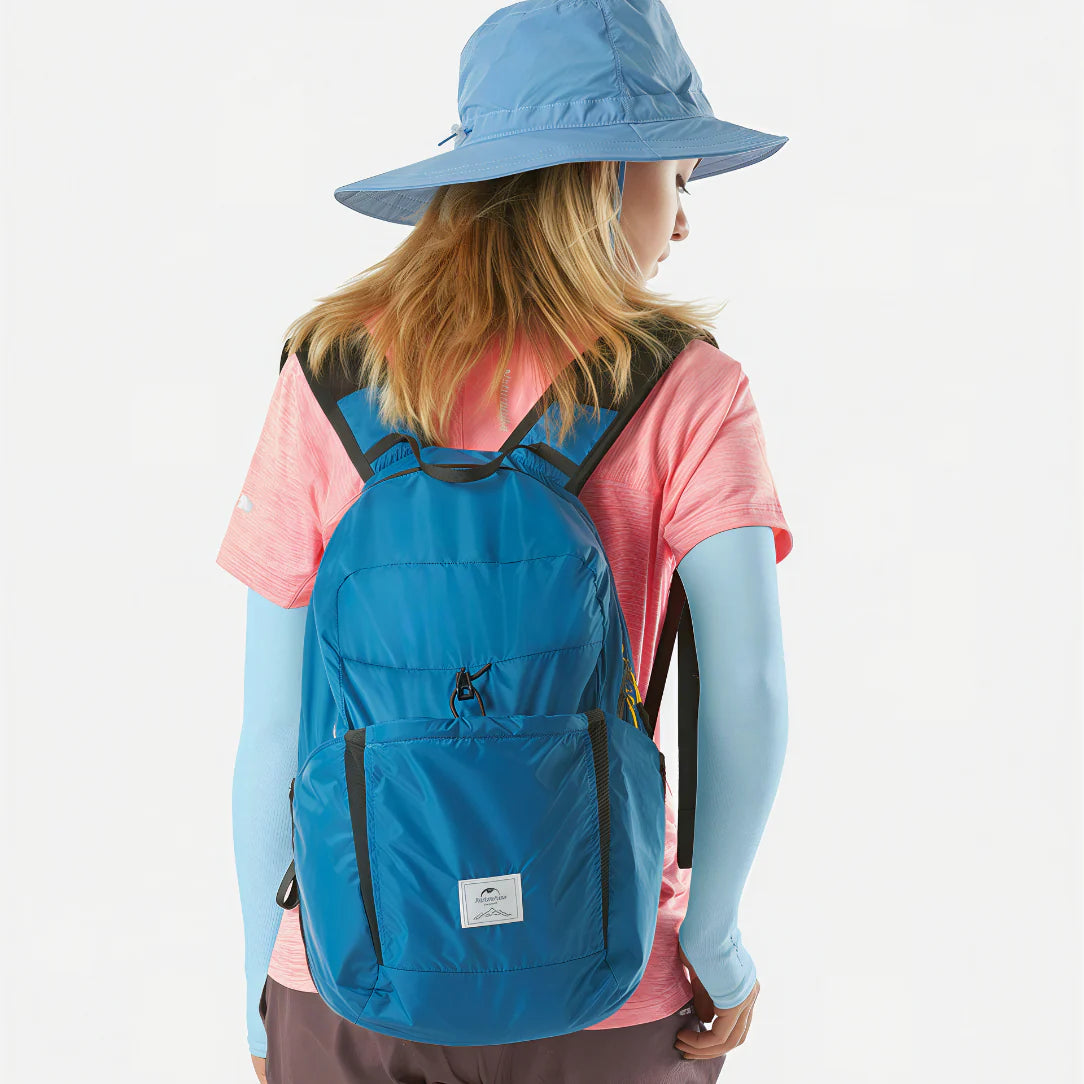 Petit sac à dos imperméable bleu léger avec bordure noire et patch blanc