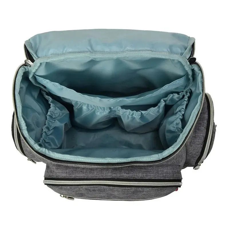 Sac à dos à langer gris ouvert avec plusieurs compartiments intérieurs bleu clair