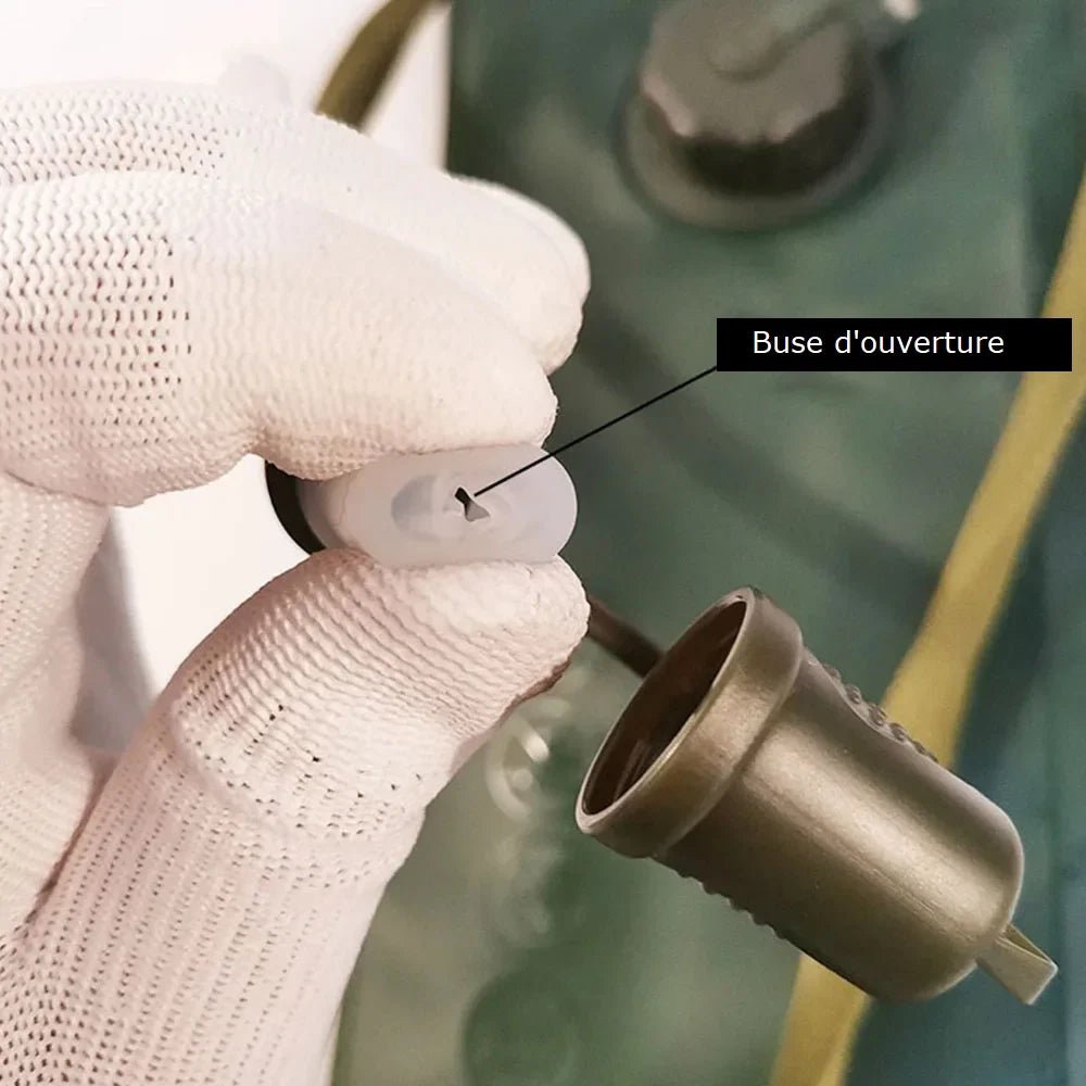 Person portant des gants blancs tenant une valve translucide avec un capuchon foncé