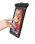 Pochette 100 % waterproof pour téléphone noir avec écran transparent et main utilisant l’écran