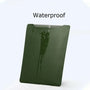 Pochette de protection PC en cuir vert foncé étanche avec de l’eau qui coule dessus