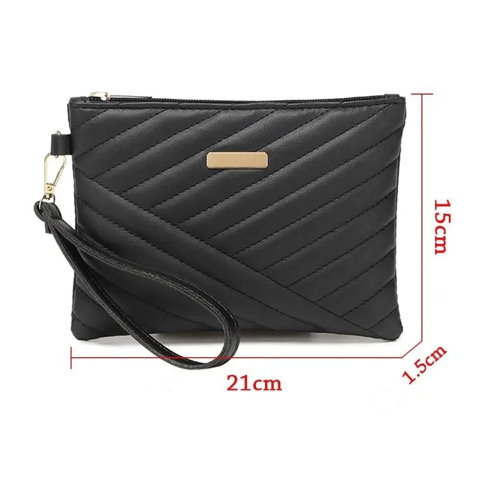 Pochette femme en cuir noire matelassée avec dragonne et accessoires en or
