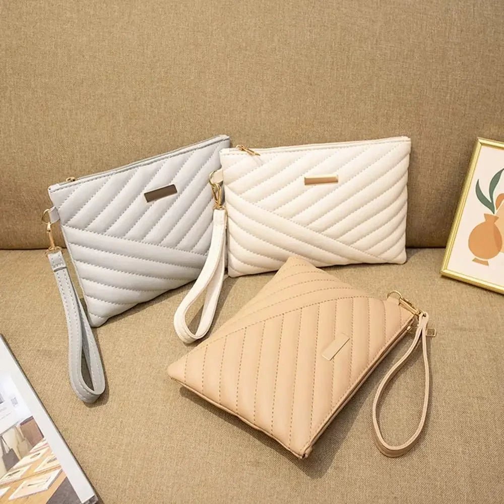Trois pochettes en cuir matelassé blanc, gris clair et beige pour femme