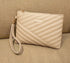 Pochette femme en cuir beige matelassé avec bandoulière et fermeture éclair