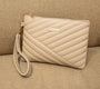 Pochette femme en cuir beige matelassé avec bandoulière et fermeture éclair