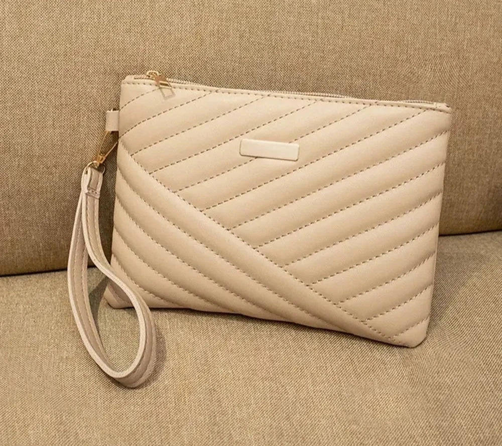 Pochette femme en cuir beige matelassé avec bandoulière et fermeture éclair