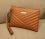 Pochette femme en cuir marron matelassé avec fermeture éclair et accent métal rectangulaire