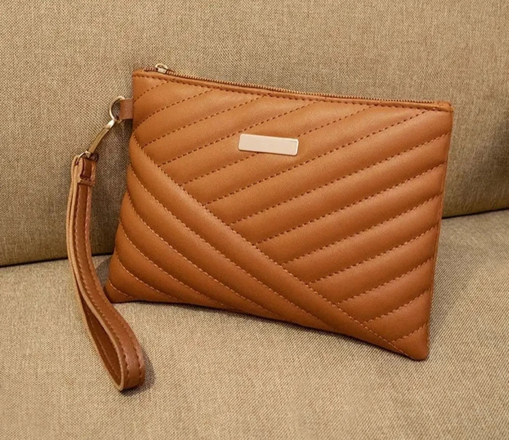 Pochette femme en cuir marron matelassé avec fermeture éclair et accent métal rectangulaire