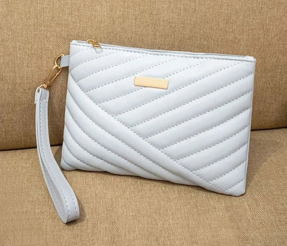 Pochette femme en cuir bleu clair avec quilting, poignée et fermeture éclair dorée