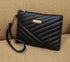 Pochette femme en cuir noir matelassé en faux cuir avec bandoulière et ornement doré