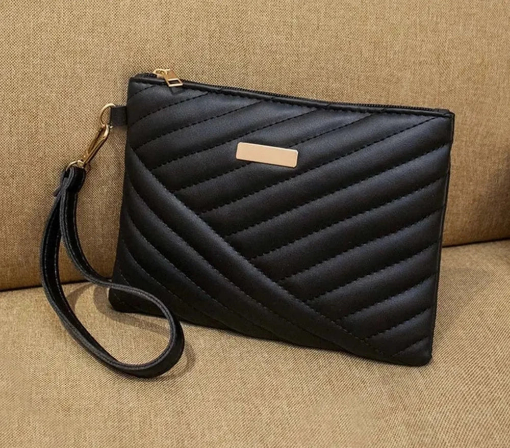 Pochette femme en cuir noir matelassé en faux cuir avec bandoulière et ornement doré