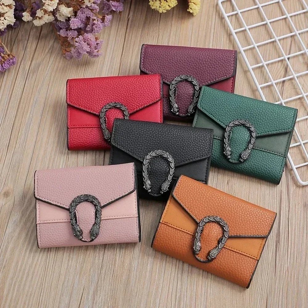 Collection de six portefeuilles colorés en cuir faux avec boucle tête de serpent
