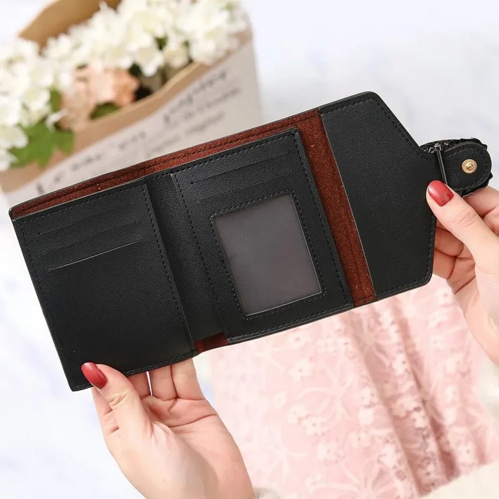Portefeuille chic en cuir noir ouvert avec porte ID transparent et emplacements pour cartes