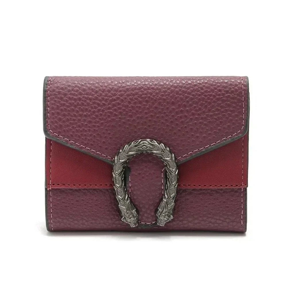 Portefeuille chic en cuir violet et rouge avec embellissement en forme de fer à cheval en argent