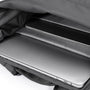 Sac de voyage Roll top Nebula XB avec un ordinateur portable et une tablette dans la poche rembourrée