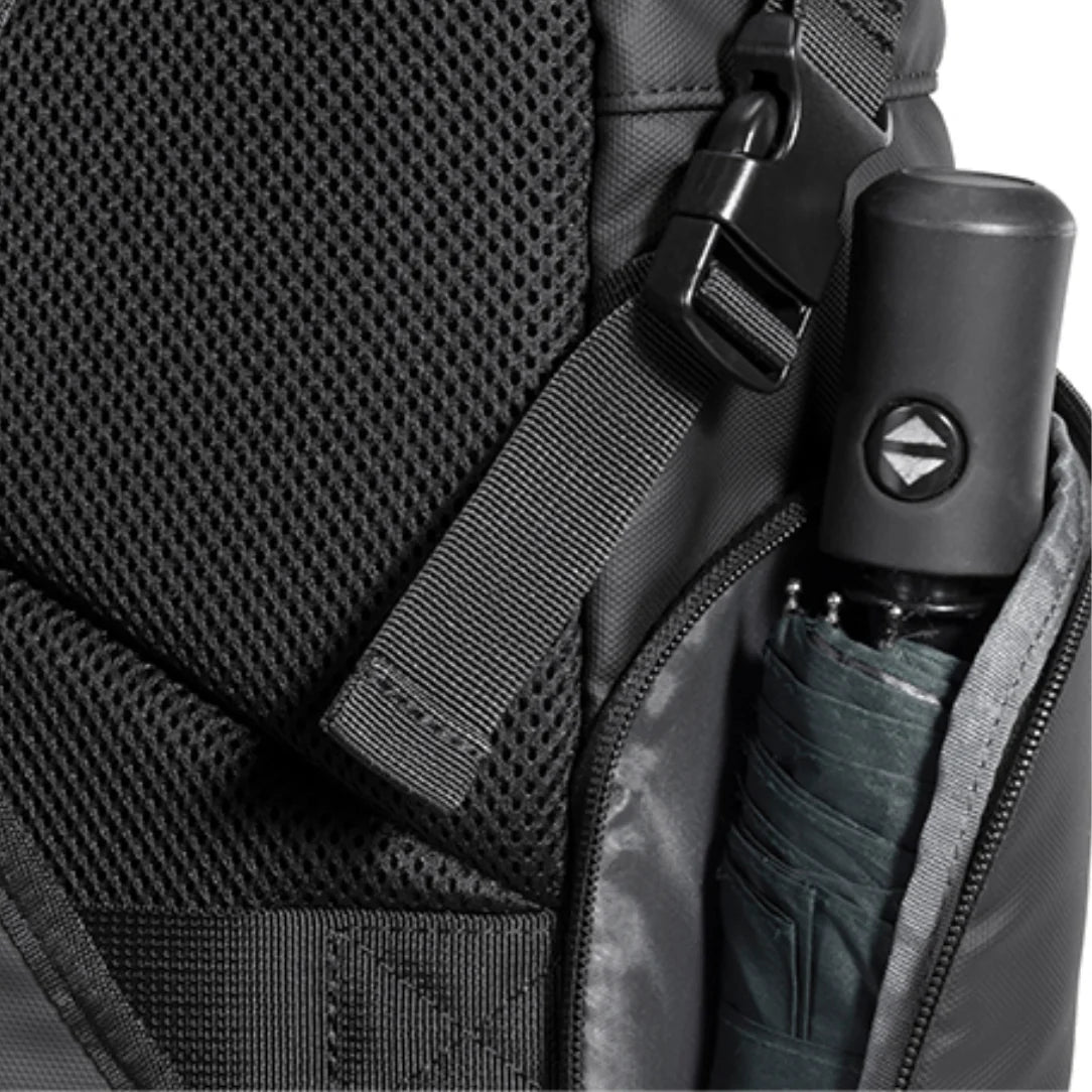 Sac à dos noir Roll Top Nebula XB avec parapluie dans la poche extérieure