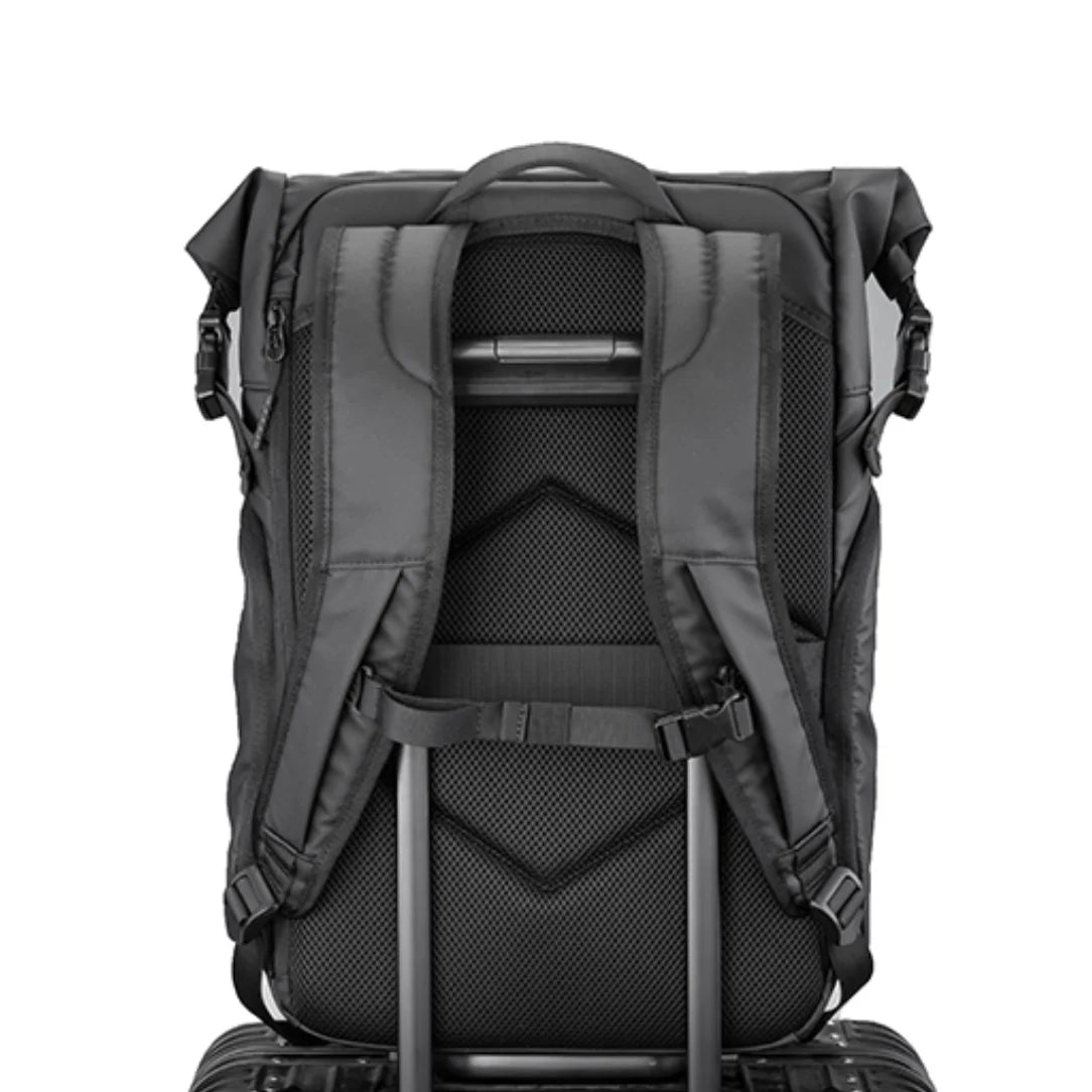 Sac à dos noir à rouleau Nebula XB avec bretelles rembourrées et passant pour bagages